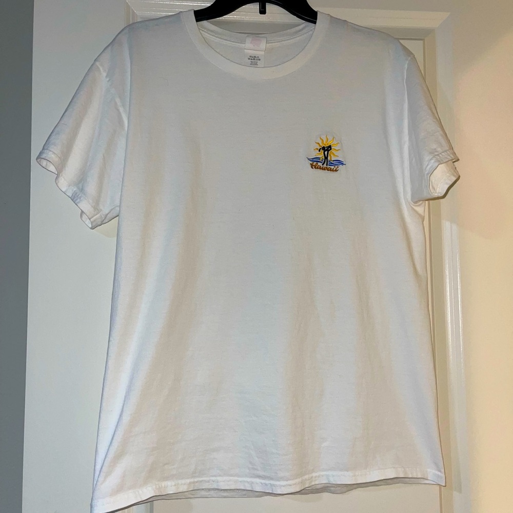 Hawaii “golfing person” white t shirt ⛳️😎 - Picture 1 of 3